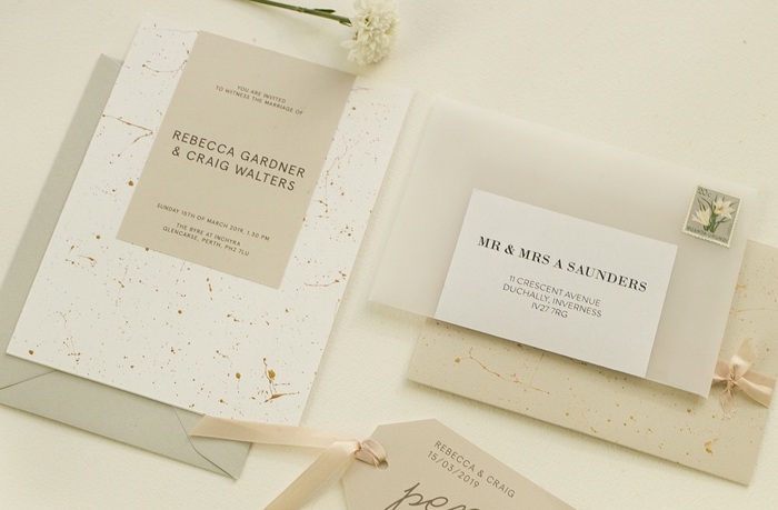 zwei junge Leute wollen sich heiraten und haben schöne Einladungskarten erstellt, Einladungskarten basteln