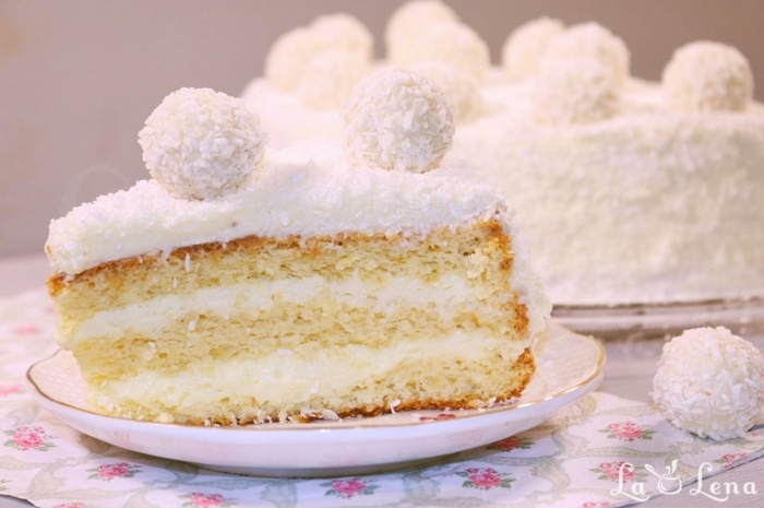 Raffaello selber machen, Zitronenböden und weiße Creme, ein Stück Kuchen mit Raffaello Dekoration