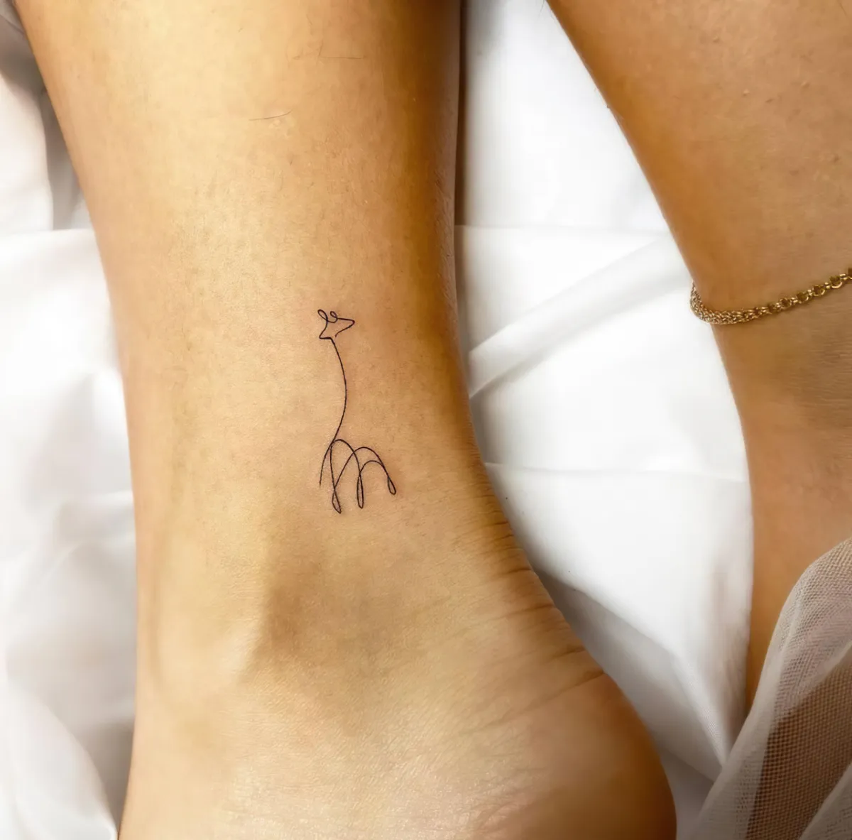 giraffe tattoo am knöchel minimalistische tattoos