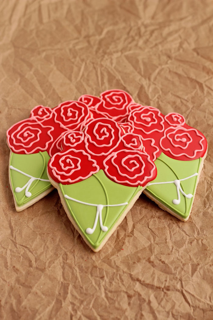 Plätzchen mit Zuckerguss dekorieren, ausgefallene Idee für Muttertagsgeschenk, Plätzchen als Blumensträuße 