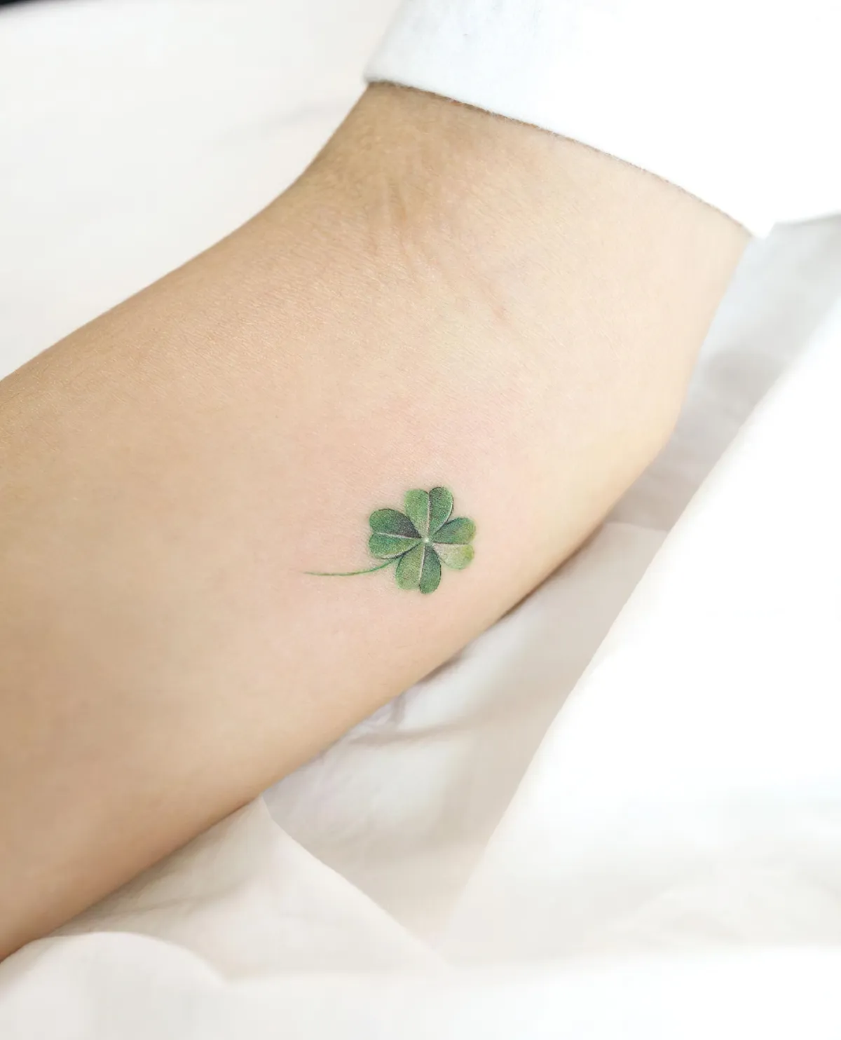 glücksbringer tattoo am unterarm vierblättriges kleeblatt