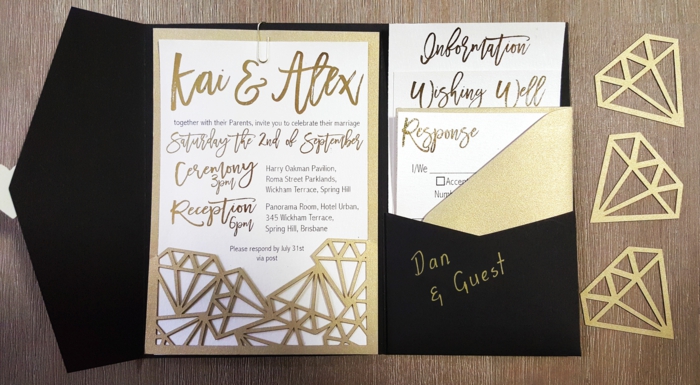 ein schwarzer Briefumschlag, Diamantenfiguren in goldener Farbe, Einladungskarten basteln