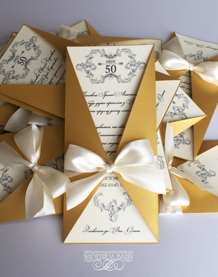 goldene Farbe von Einladung zum 50 Geburtstag, mit einer weißen Schleife, Einladungskarten basteln