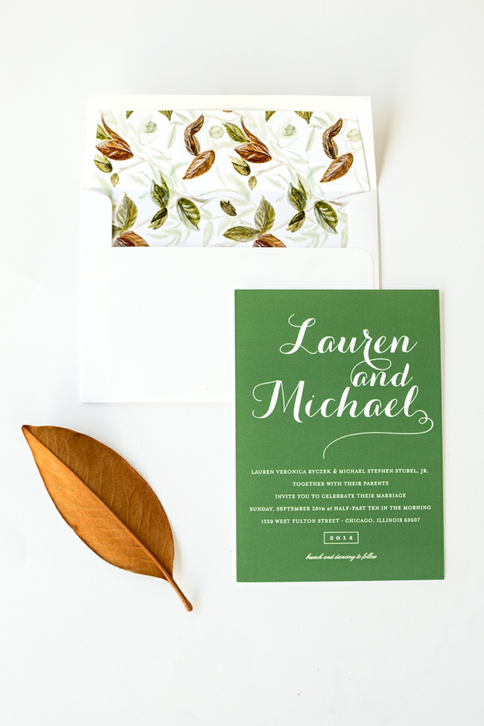 Einladungskarten gestalten in Weiß und Grün, bunter Briefumschlag für eine Hochzeit im Herbst