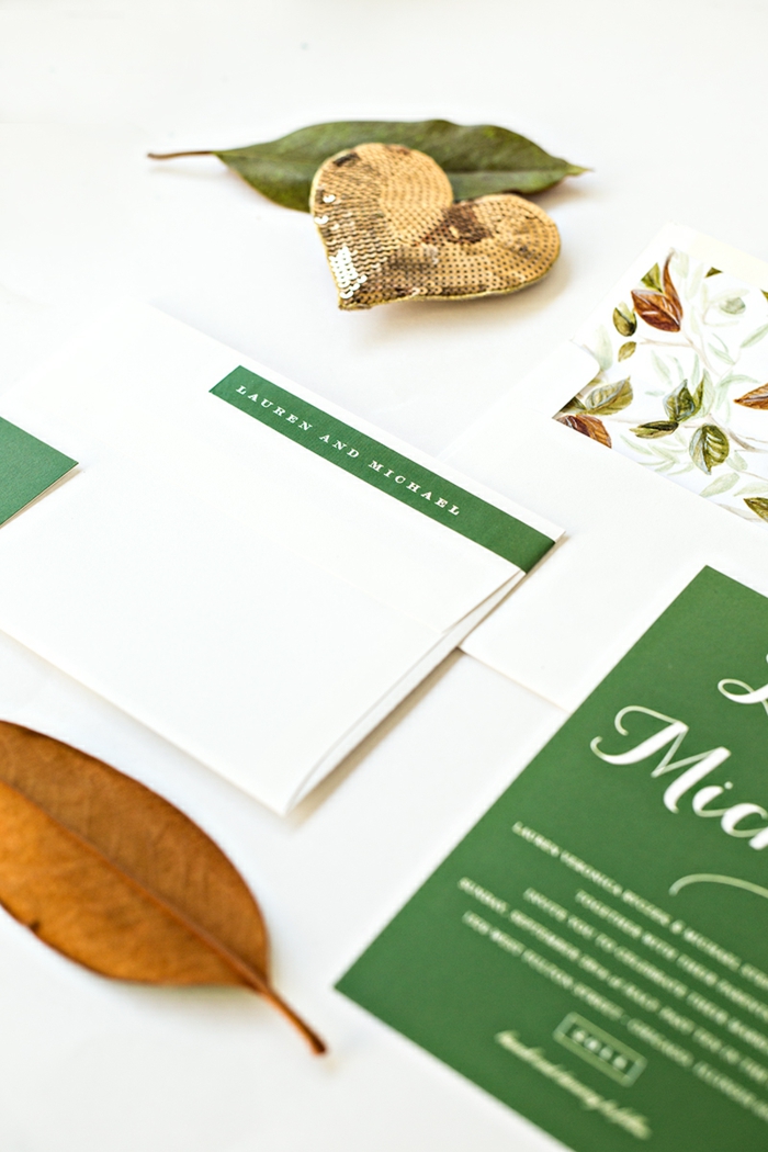 grüne und weiße Einladungskarten gestalten, mit herbstlichen Motiven wie Laub, ein gelbes Blatt stecken