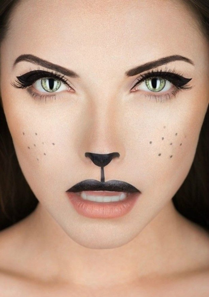 katzen zombie schminken. präzises makeup und linsen zum besseren effekt, lidstrich