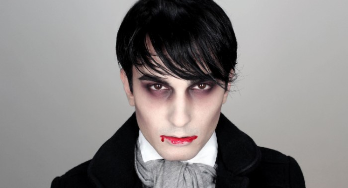 gruselige schminkidee vampir schminke, mann schminke, zombie halloween, schwarze haare, rote lippen mit blut