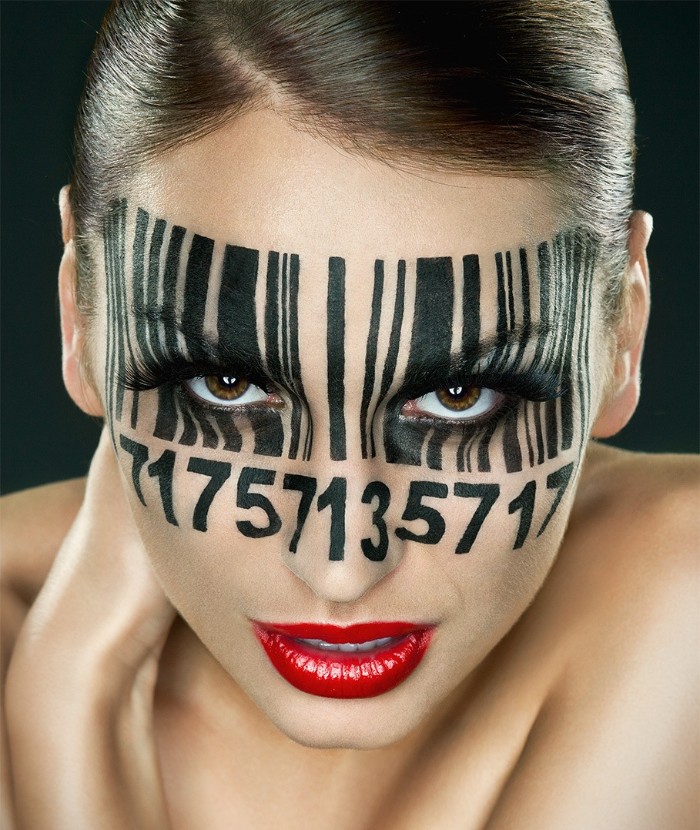 barcode schminken, kreative halloween schminktipps für grauen, schwarzer lidstrich, roter lippenstift