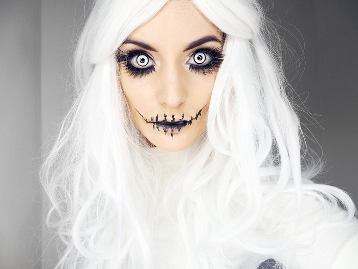 halloween verkleidung alles in weiß, schwarze schminke an den augen, puppe oder zombie
