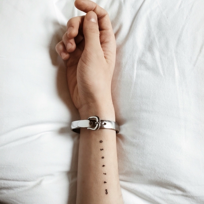 tattoo unterarm frau, eine besondere schriftart, schlne armbanduhr, idee