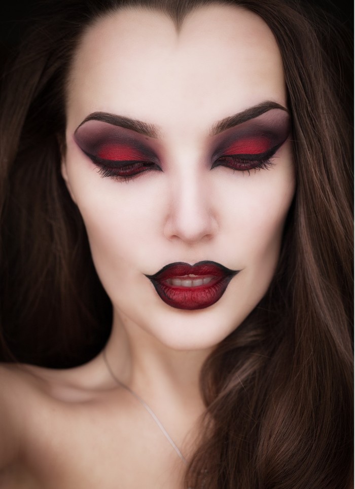 einfache halloween kostüme, eine schminkanleitung, die für hexe und vampir gleichzeitig passe, lippen und augen in schwarz und rot geschminkt