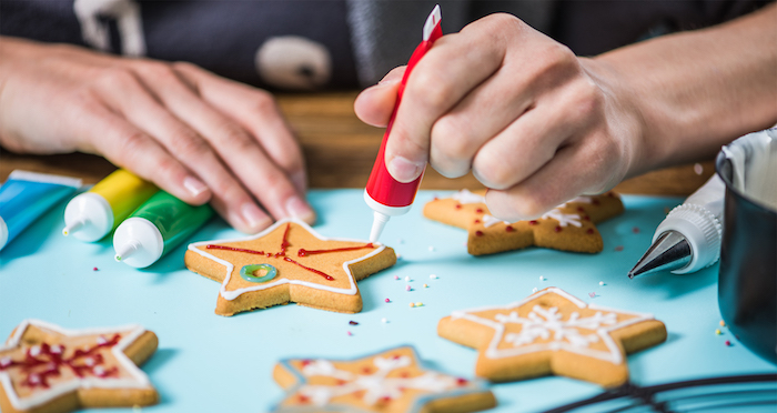 Sterne Plätzchen mit Glasur dekorieren, Kekse backen und verzieren mit Kindern zu Weihnachten 