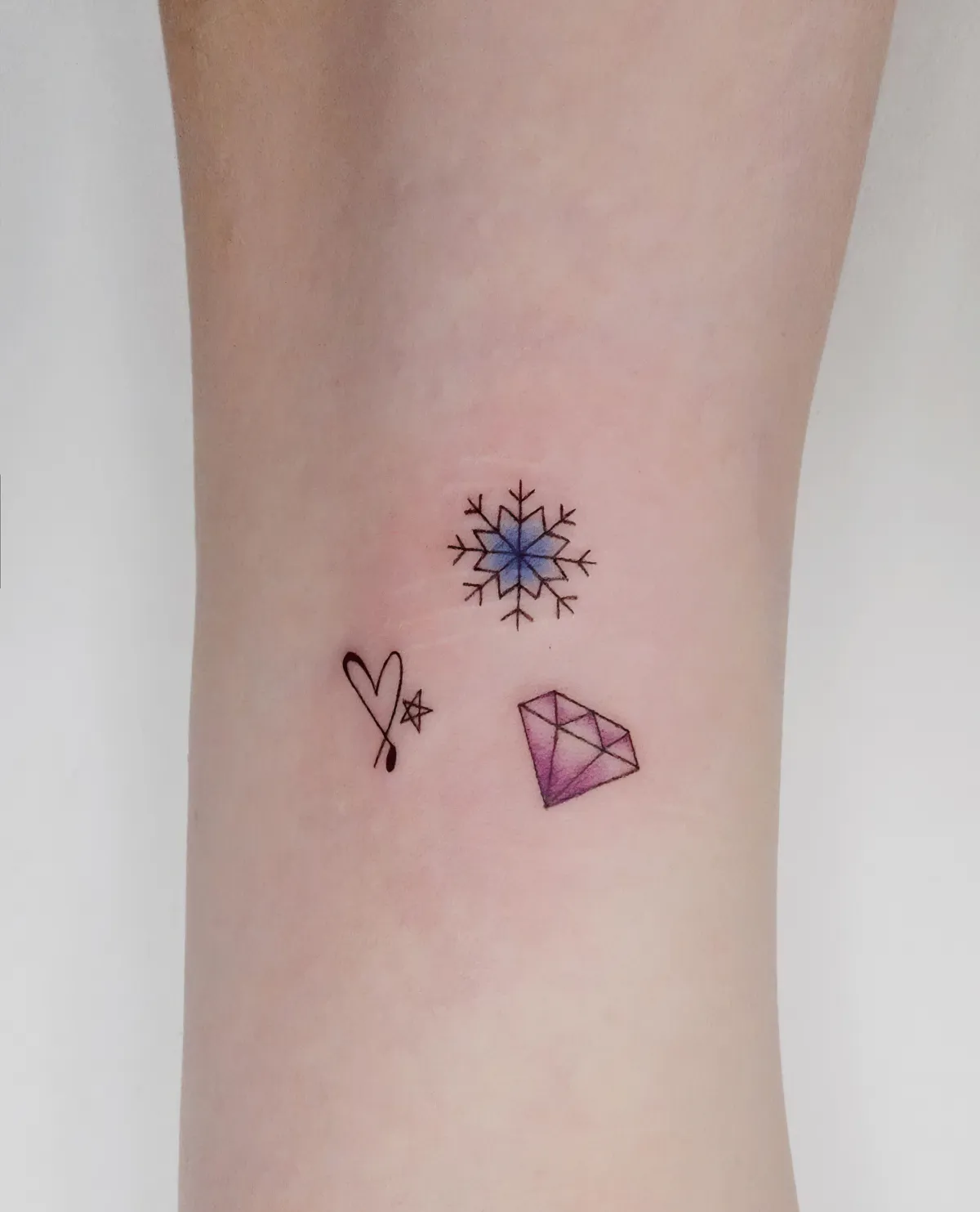 kleine farbige tattoos mädchen motive diamant herz schneeflocke