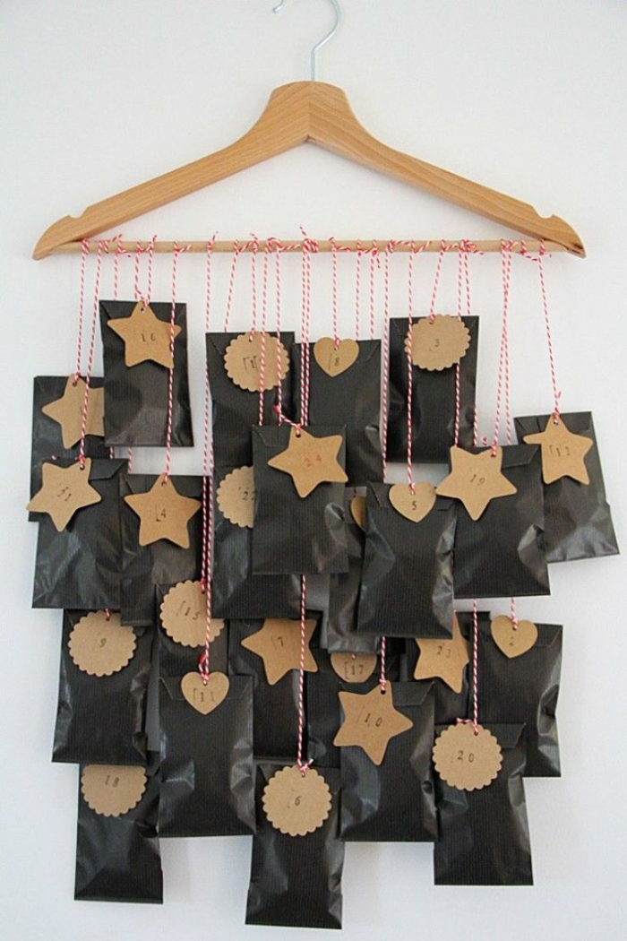schwarze Tüten mit Anhängern, Adventskalender befüllen, auf einem Kleiderbügel hängen