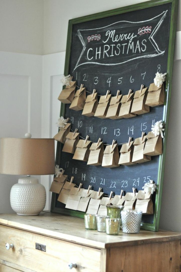 eine schwarze Tafel mit Nummern und kleine Tüten als Weihnachtskalender basteln, eine Aufschrift Merry Christmas
