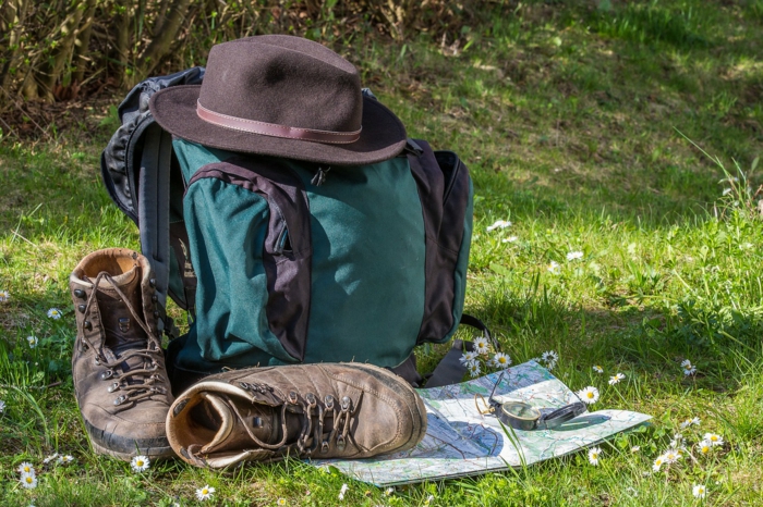 Rucksack, bequeme Schuhe und ein Hut