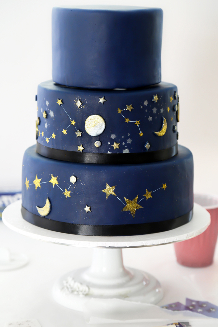 kuchen mit fondant dekorieren, große torte zum 16. geburtstag, himmel mit sternen, nachthimmel