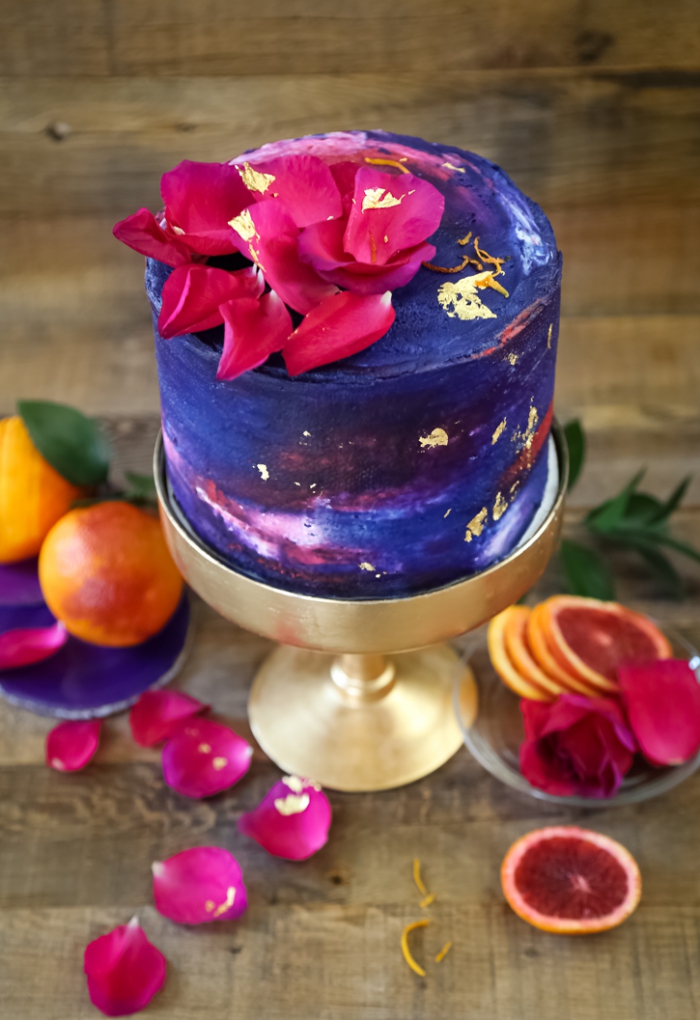 kuchen verzieren, torte zum geburtstag dekoriert mit creme in verschiedenen farben und rosenblättern