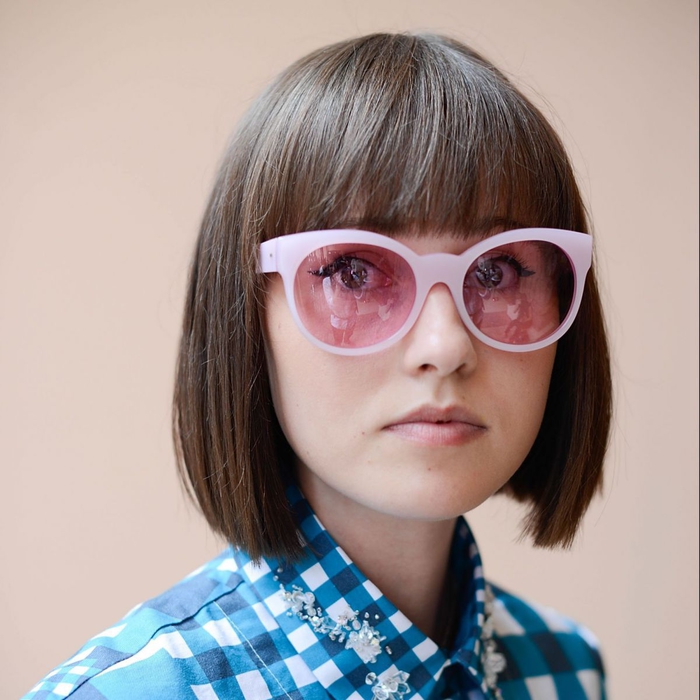 kurzer haarschnitt, stilvolle idee für die frauen, rosarote sonnenbrillen, weiße rahmen, blaues hemd