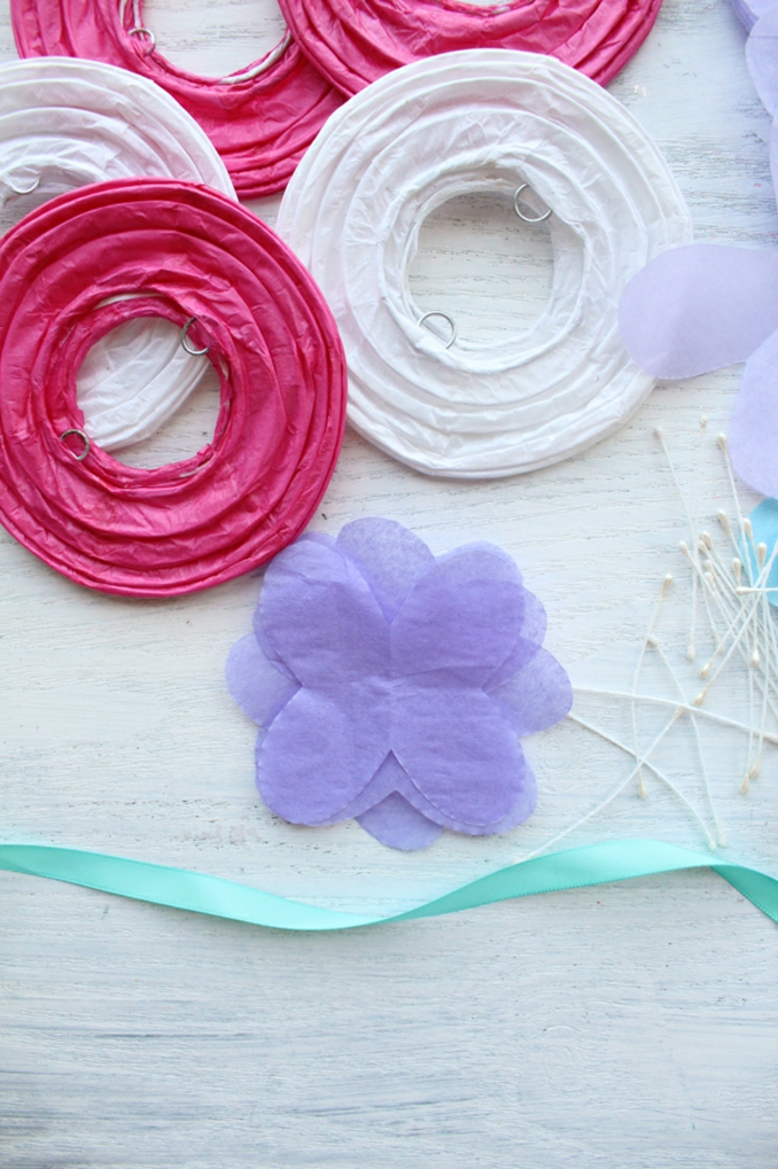 schneiden Sie aus lila Seide Kronblätter, Bastelanleitung Laterne, rosa und weiße Laterne