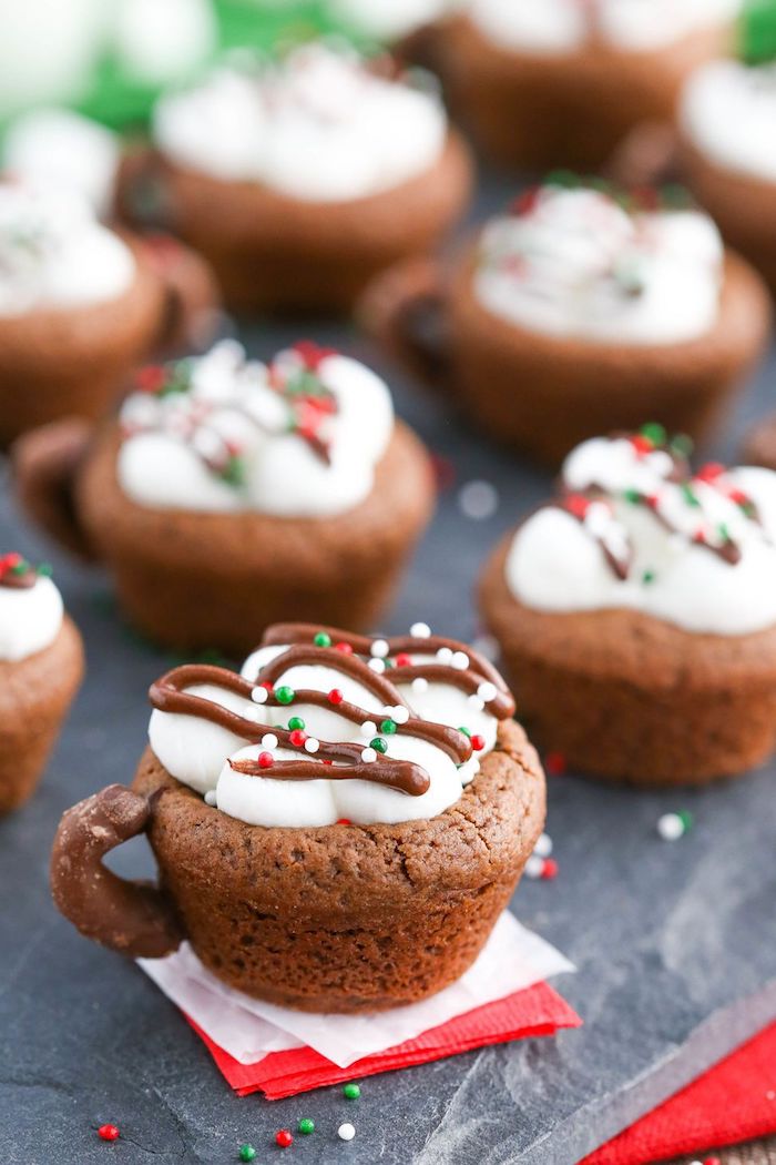 Muffins mit Sahne und Glasur in Form von Tassen heiße Schokolade, Idee für ausgefallene Weihnachtskekse