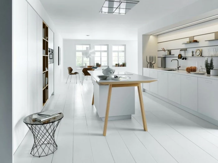 moderne Wohnung mit einer weißen Küche