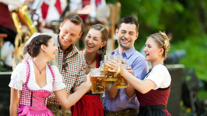 oktoberfest outfit, tipps für einen prfekten look, traditionelle deutsche trachten, bier, freunde