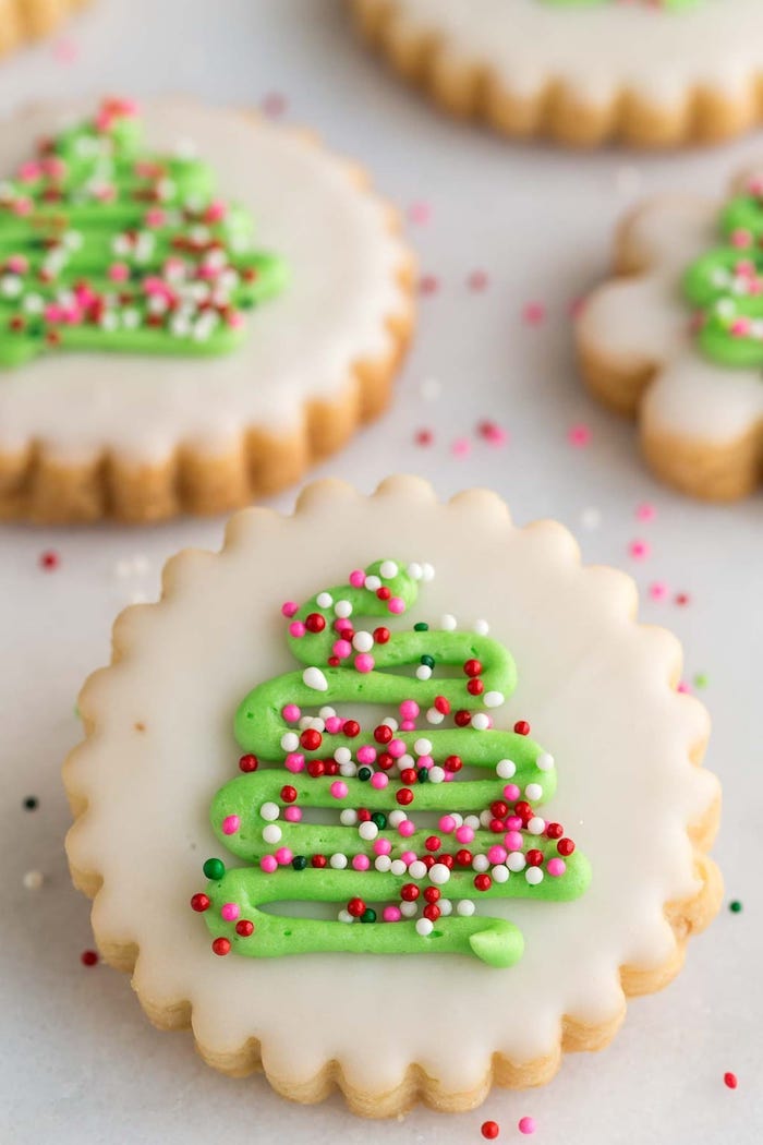 Leckere und schöne Weihnachtsplätzchen selber backen und dekorieren, Christbäumchen aus Glasur und Zuckerperlen