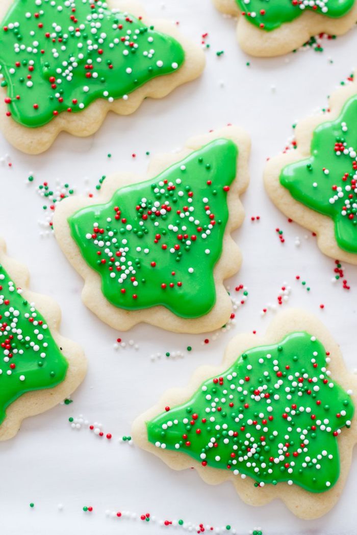 Weihnachtskekse backen und verzieren mit Kindern, Christbäumchen Plätzchen mit grüner Glasur und Zuckerperlen 