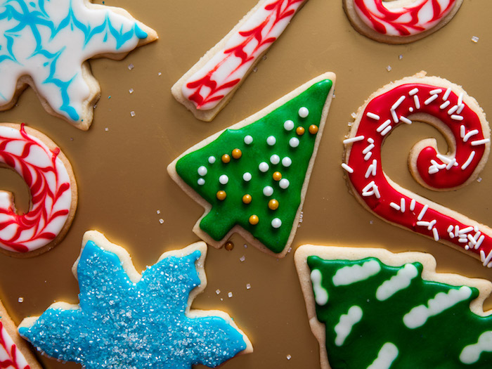 Weihnachtsplätzchen mit Zuckerguss und Zuckerperlen dekorieren, verschiedene Figuren zum Aussetchen