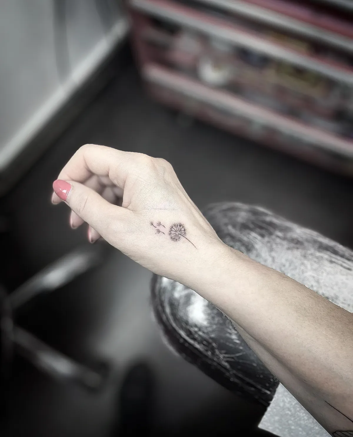 pustelblume tattoo an der hand frauen motive