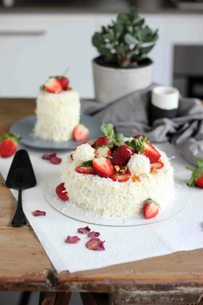 eine kleine weiße Torte mit Erdbeeren und Pralinen, Raffaello Torte zum Selbermachen