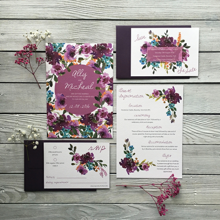 lila Einladungen mit kleinen Blümchen, schöne Einladungskarten in weißer Farbe und in lila verzieren