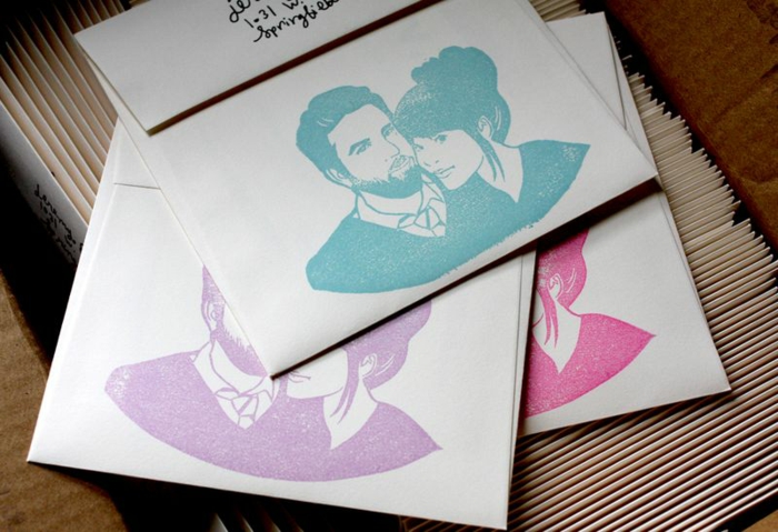 Porträt von dem Brautpaar in verschiedenen Farben, Blau, Lila und Rosa, Einladungskarten selber machen