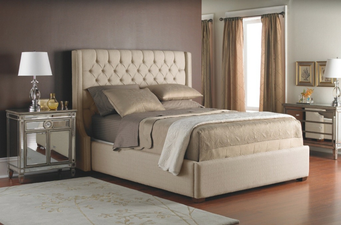 ein beiges Bett mit weißer Decke, Schlafzimmer Luxus Trends