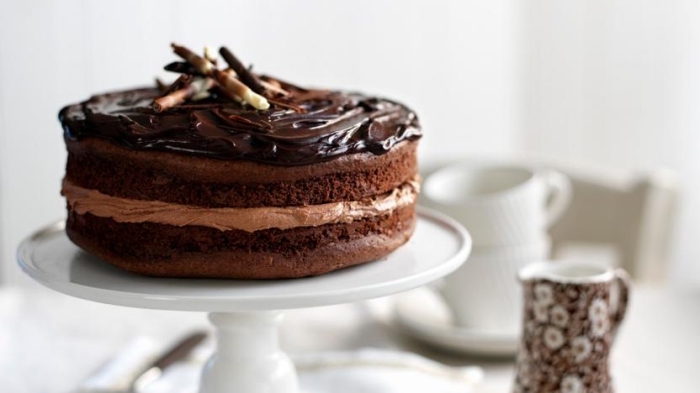 schko rührkuchen mit tortenboden mit kakao, geriebene schokolade, schnelles dessert