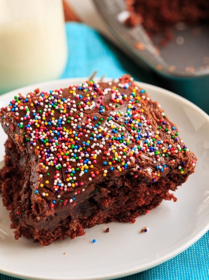 schokoladenkuchen rezept einfach, stück kuchen mit schokoalde, bunte streusel