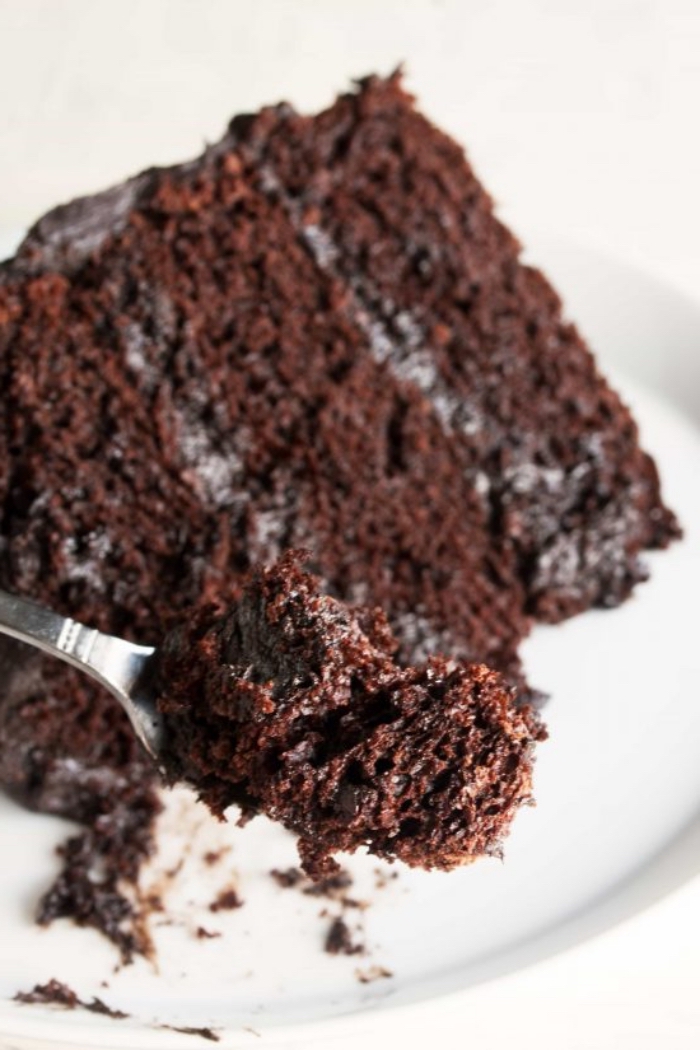 schokoladenkuchen saftig, stück torte mit schokolade, tortenboden mit kakao, rezept