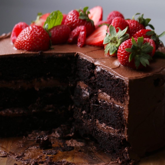 schokoladenkuchen saftig, torte mit früchten, schokoladentorte garniert mit erdbeeren