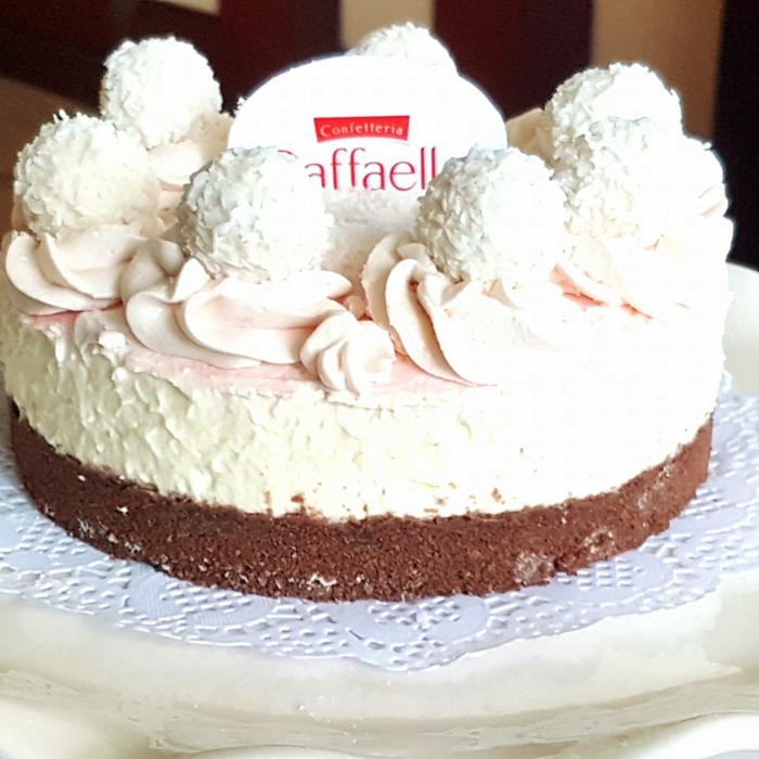 eine Torte mit rosa Creme, Schokoladentorte und Kokostorte mit dem Zeichen von Raffaello