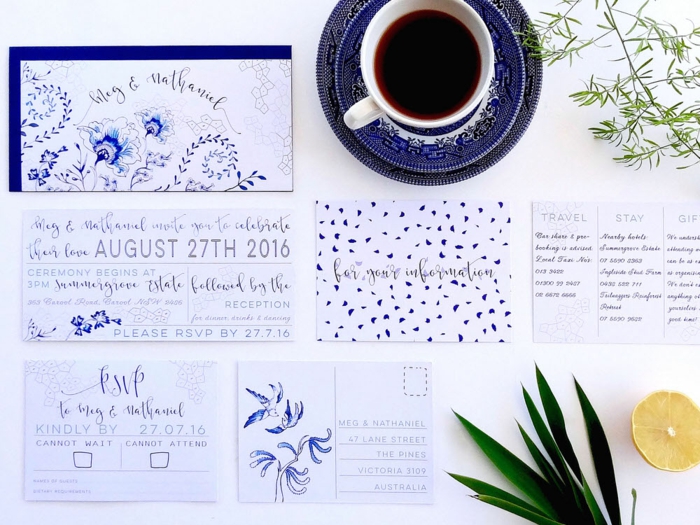 einige blaue Einladungskarten, Einladungskarte drucken, verschiedene Blumen als Dekoration