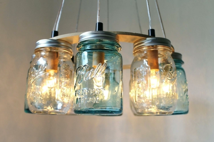 Laterne auf dem Lampenschirm aus Weckgläsern in verschiedener Farbe, Bastelanleitung Laterne