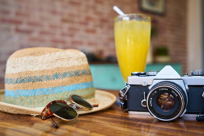 Was gehört ins Reisegepäck, Sommerhut Sonnenbrille und Kamera 