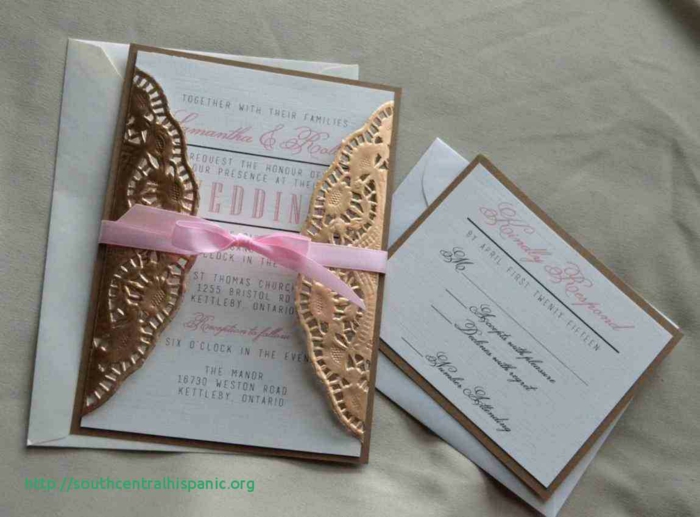 goldene Spitze auf der Einladungskarte, eine rosa Schleife und rosa Aufschrift, Einladungskarten drucken