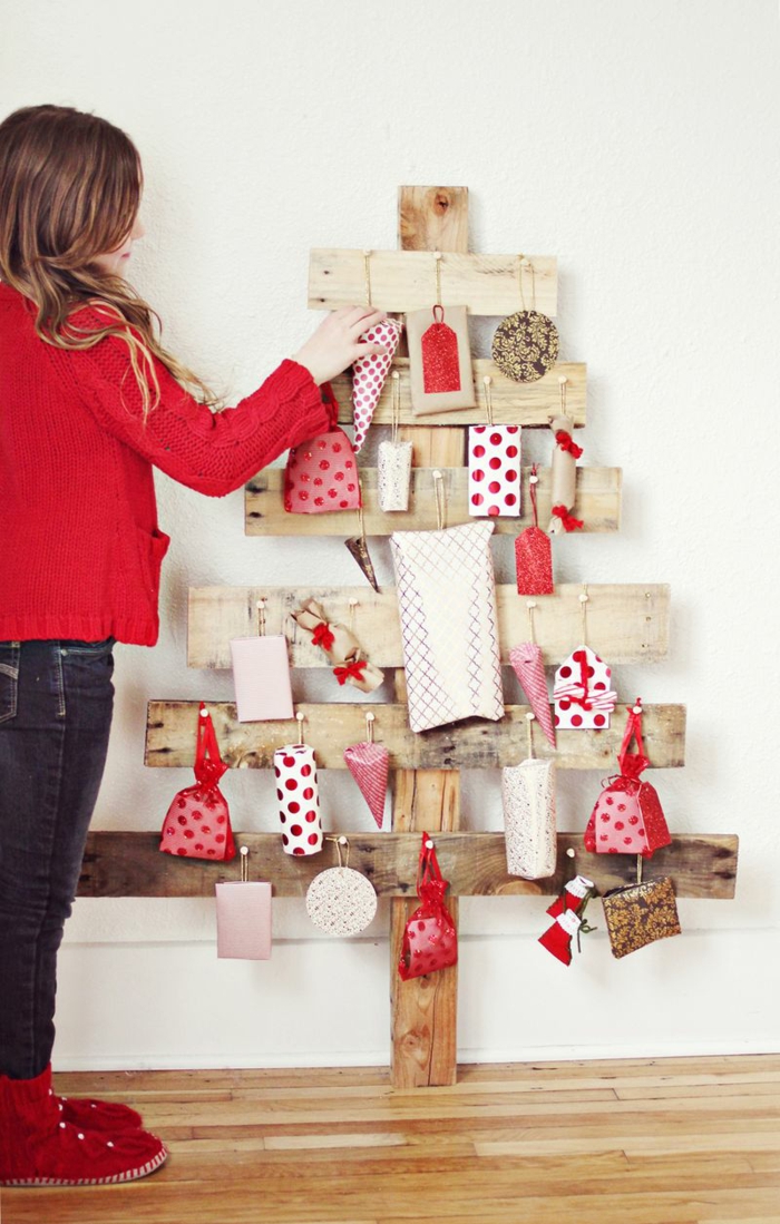 ein Tannenbaum Figur aus Bretten, Tütten in verschiedener Form und Größe, DIY Weihnachtkalender