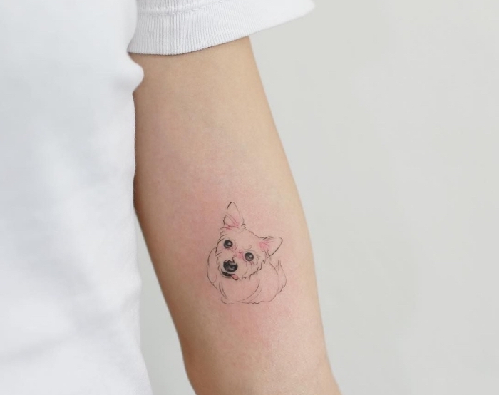 tattoo ideen für menschen, die ihre haustiere viel mögen, der hund ist immer mit