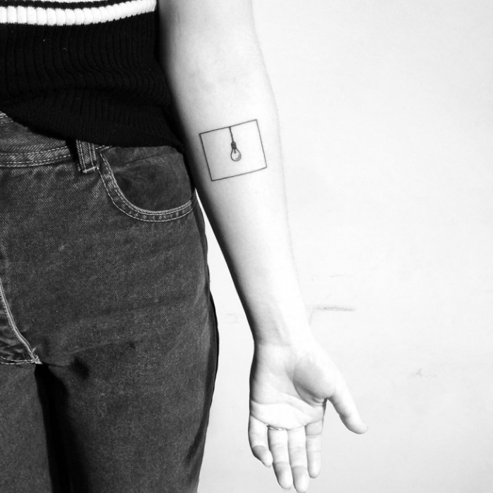 tattoo ideen für kreative menschen, ein schwarz weißes bild jeans, bluse