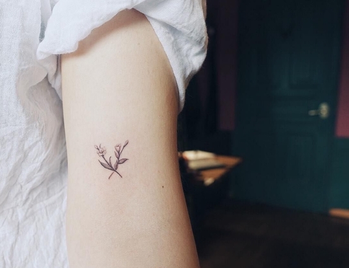 tattoos für frauen, die blumen sind immer eine gute idee, elegante kleine tätowierungen