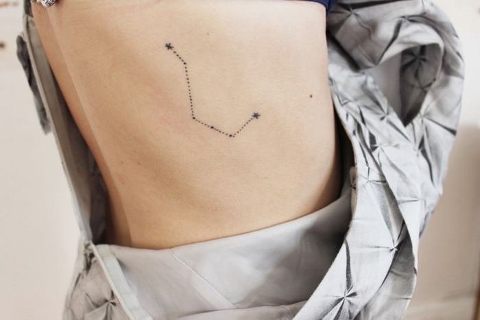 kleine tattoos, sternzeichen, horoskopmotiv, sterne ideen zum tattoo am bein