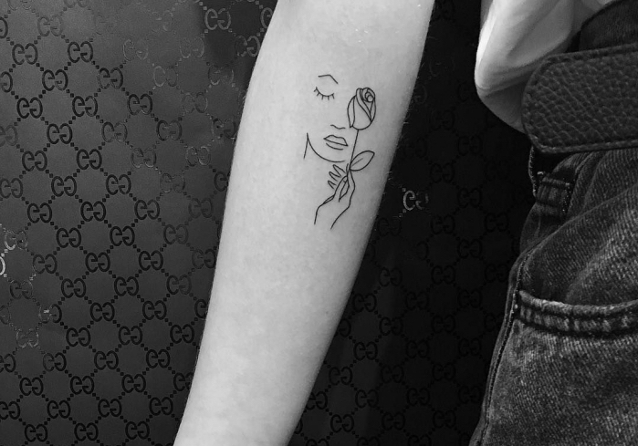 tattoo vorlagen, tattoomotiv eine frau mit geschlossenen augen, die eine rose in der hand hält